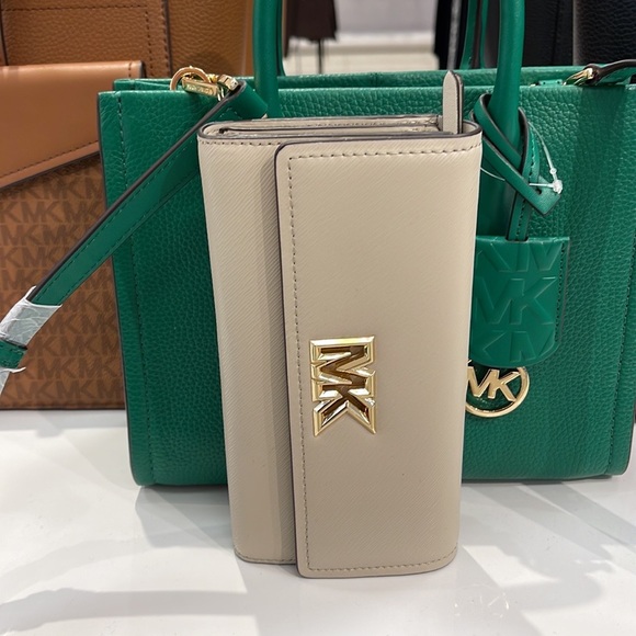 Michael Kors Mimi Large Saffiano Leather Bi-Fold Continental Wallet
Light Sand - Picture 1 of 16